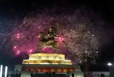 2017藏历火鸡新年的烟花照亮了玉树市的夜空