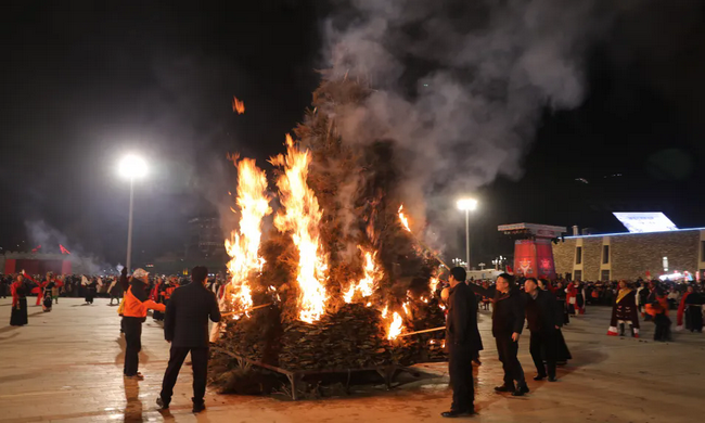 玉树市举办2026年春节暨藏历火马新年篝火晚会