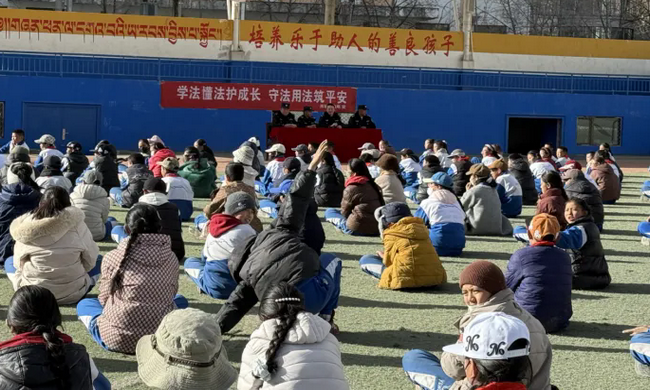 �����������ɳ�������Ͻ����һ��ȫСѧ��չ�������������