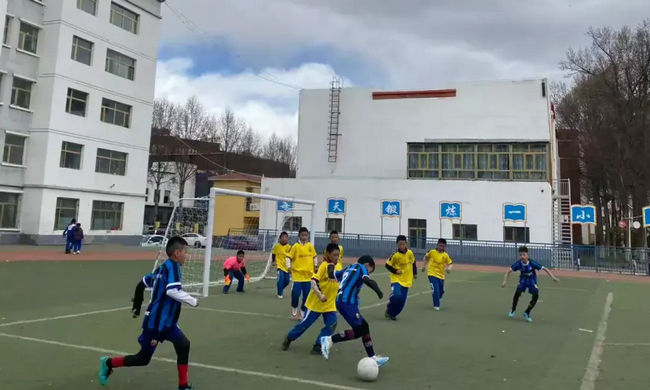 �����е�һ������ȫСѧ��У������������Բ������