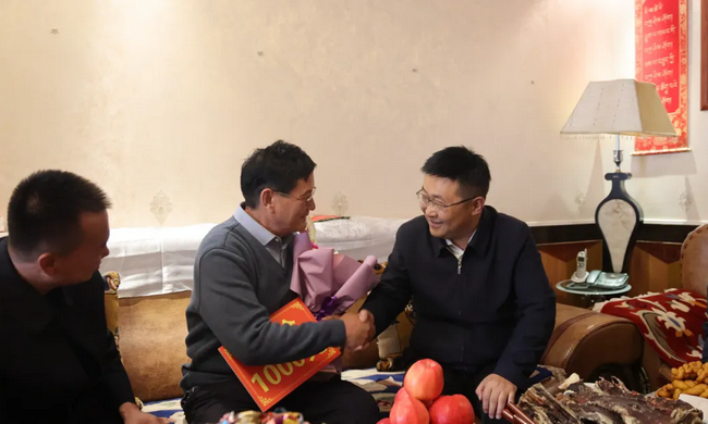 �������Ĵ�����쵼��չ��ʦ���߷�ο�ʻ
