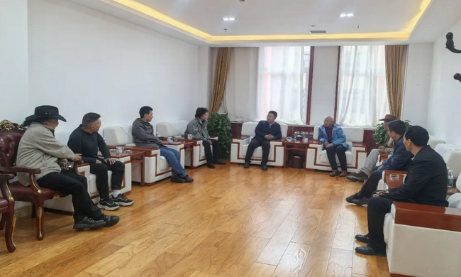 州委常委、玉树市委书记谭晟与全市文化艺术界代表人士